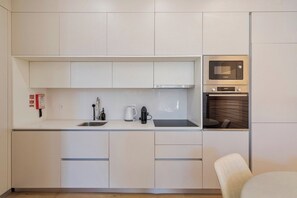 Kühlschrank, Mikrowelle, Ofen, Herdplatte