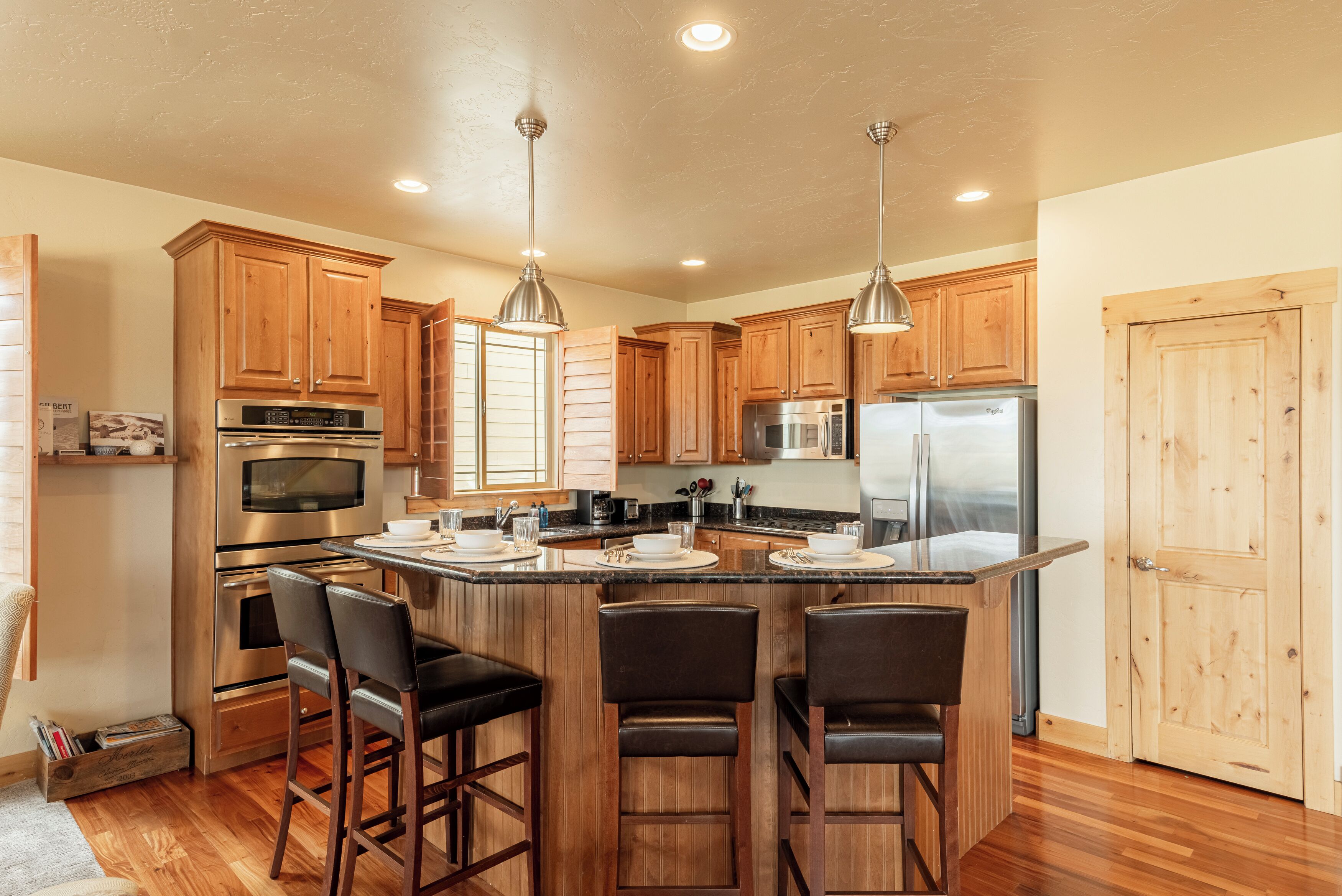 Réfrigérateur, four à micro-ondes, un four, surface de cuisson