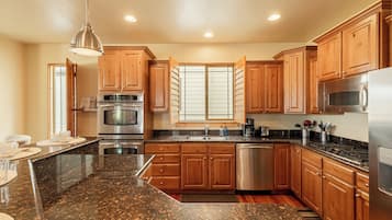 ثلاجة، ميكروويف، فرن، موقد طهي مسطح