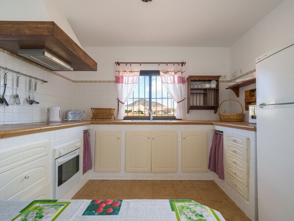 ثلاجة، ميكروويف، فرن، ماكينة لصنع القهوة/الشاي