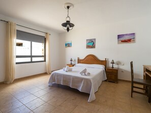 3 Schlafzimmer, Schreibtisch, Bügeleisen/Bügelbrett, Reisekinderbett