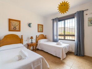 3 عدّة غر�ف نوم ومكتب ومكواة/لوح كي وسرير سفر