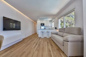 Smart TV, mesa de pingue-pongue, livros