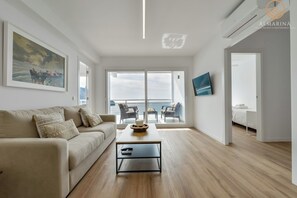 Una Smart TV, una mesa de tenis de mesa, libros