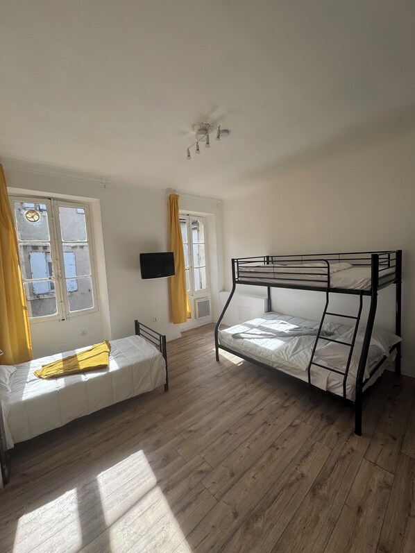 Comfort Quadruple Room, Courtyard View | Free WiFi - Nuitéa Résidence  (Marseille)