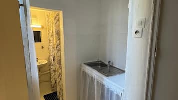 Comfort Triple Room, Courtyard View | Bathroom