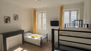 Habitación cuádruple Confort, vista al patio | Wifi gratis