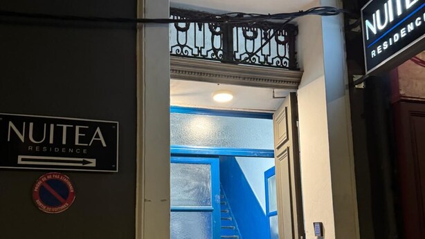 A hotel entrance with a blue staircase leading inside. There are signs for 'NUITEA RESIDENCE' and a no parking sign. - Nuitéa Résidence  (Marseille)