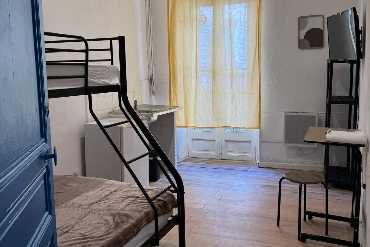 Habitación triple económica, vista a la ciudad | Wifi gratis