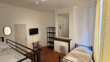 Chambre Quadruple Confort, vue cour intérieure