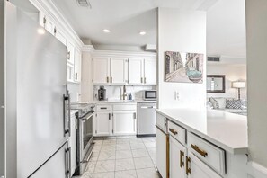 Réfrigérateur, four à micro-ondes, un four, surface de cuisson