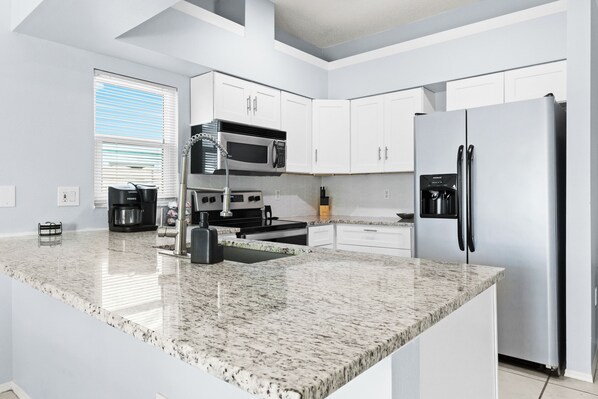 冰箱、微波炉、烤箱、炉灶