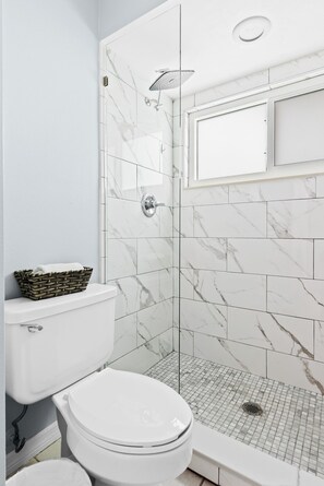 Dusche, Haartrockner, Handtücher, Seife