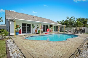 室外游泳池，恒温泳池