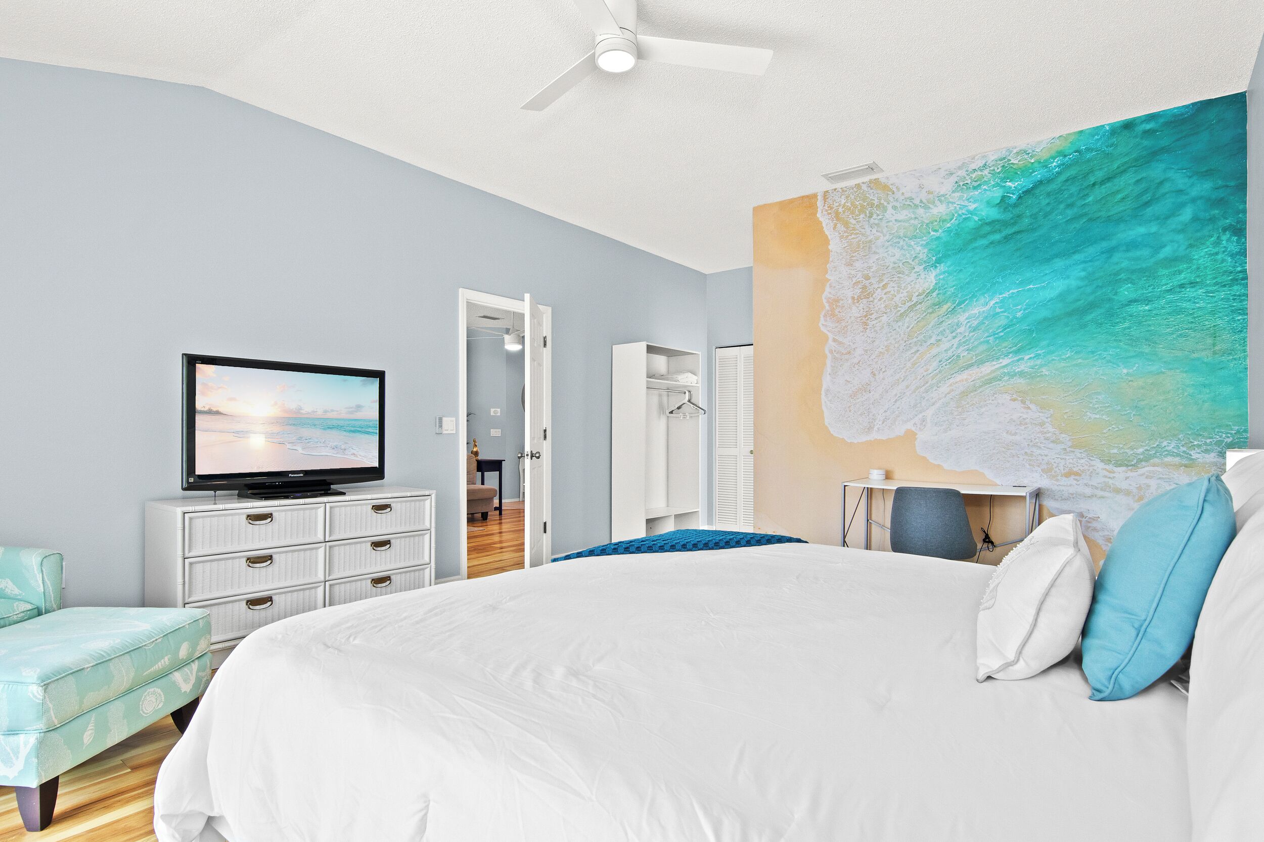 3 soverom, skrivebord, strykejern/-brett og reiseseng for barn