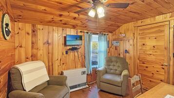 Een televisie en een open haard