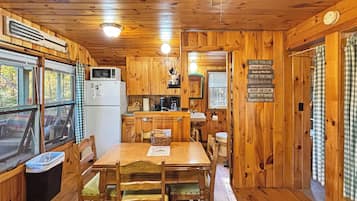 Een koelkast, een oven, een kookplaat, een koffiezetapparaat/waterkoker