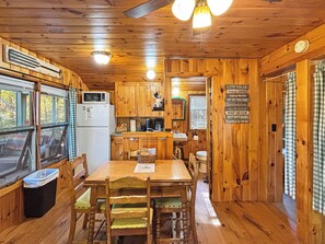 Een koelkast, een oven, een kookplaat, een koffiezetapparaat/waterkoker