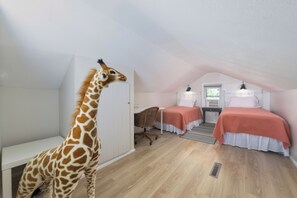 3 bedrooms, desk, iron/ironing board, free WiFi