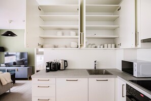 Réfrigérateur, micro-ondes, four, plaque de cuisson