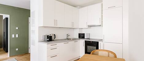 冰箱、微波炉、烤箱、炉灶