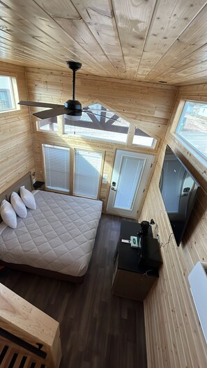 Travel cot, free WiFi, bed sheets