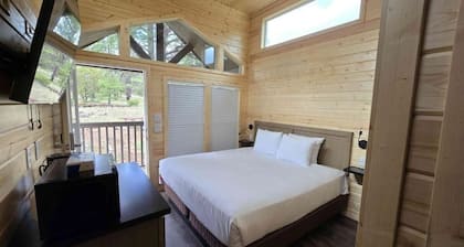 Adventure Stay! 20 Min to South Rim | King Bed + Loft