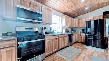 KĂŒhlschrank, Mikrowelle, Ofen, Herdplatte