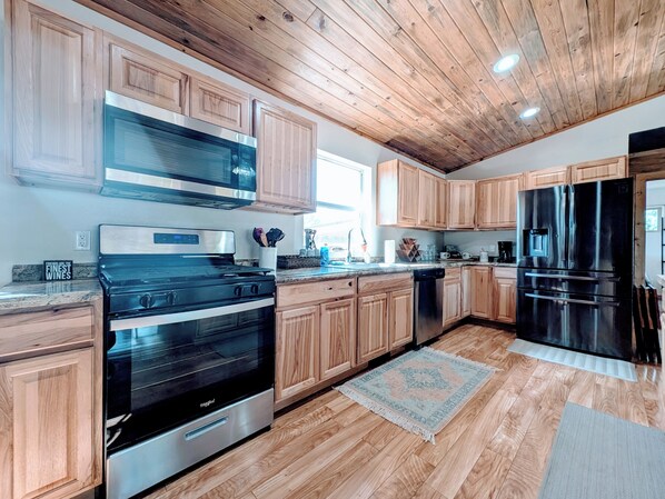 Réfrigérateur, four à micro-ondes, un four, surface de cuisson