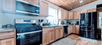 -Cozy/Quiet/Hot Tub-