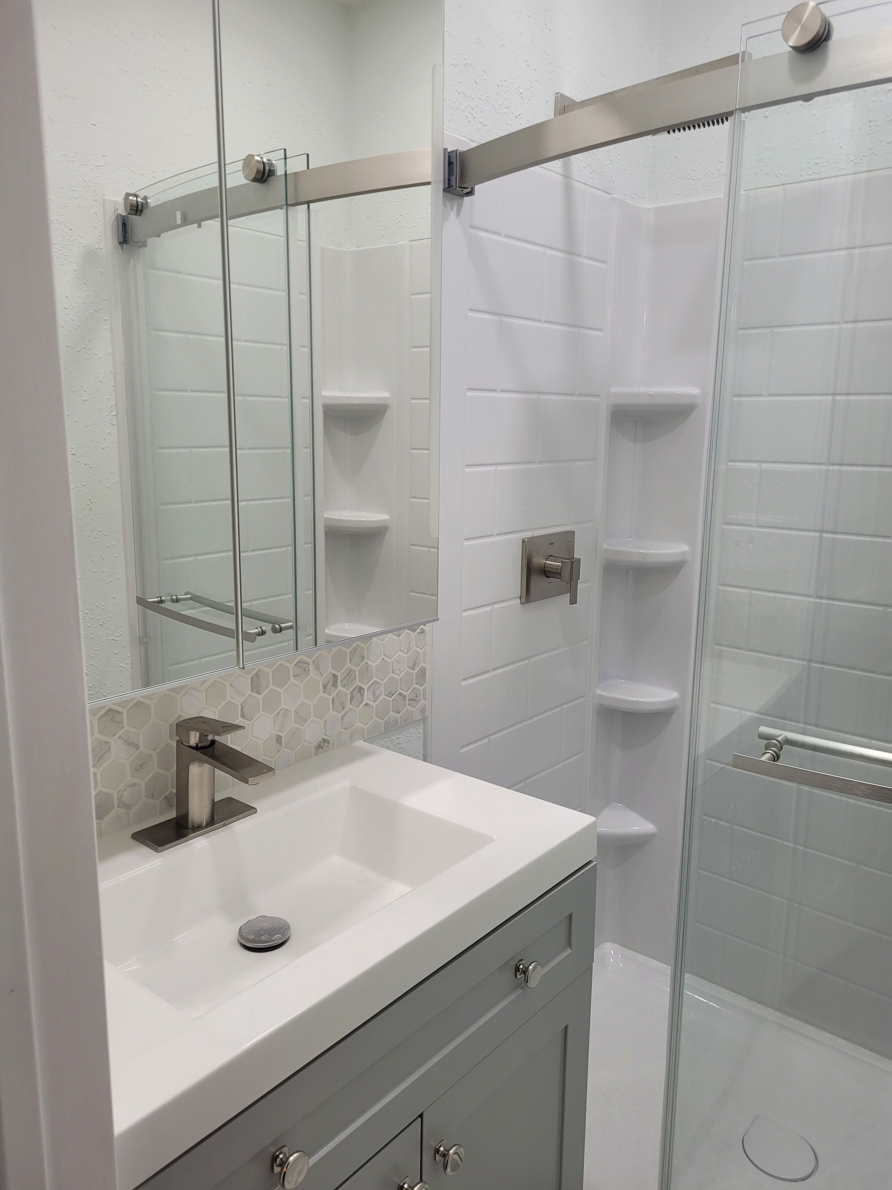 Regadera, secadora de cabello, toallas, jabón 