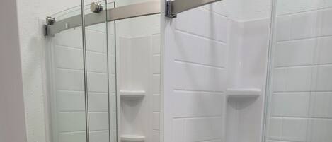 Douche, séchoir à cheveux, serviettes fournies, savon