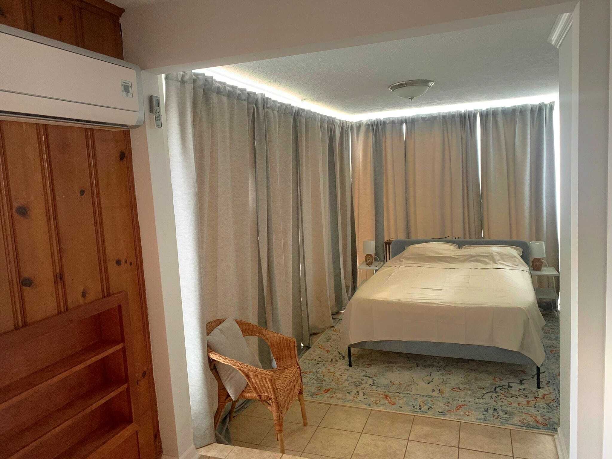 1 slaapkamer, een strijkplank/strijkijzer, wifi, beddengoed