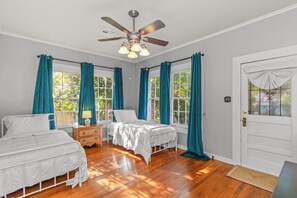 3 habitaciones, tabla de planchar con plancha, wifi y ropa de cama 