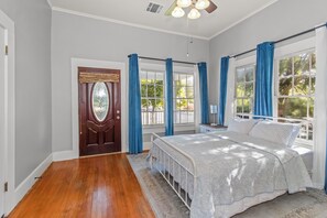 3 bedrooms, iron/ironing board, WiFi, bed sheets - Charming 3BR Downtown Natchitoches Home, 1.5 Bath, Walking Distance to Front St (Natchitoches)