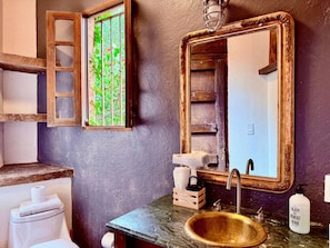 Séchoir à cheveux, serviettes fournies, savon, papier de toilette