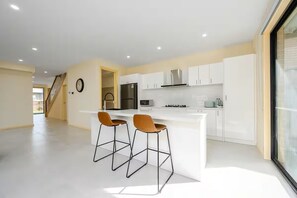Microonde, forno, piano cottura, lavastoviglie