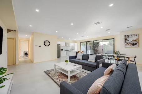 TV. Superb Family Home, 6 Mins to Melbourne Airport, 18km from Melbourne CBD