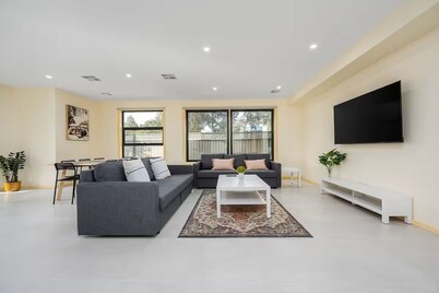 Superb Family Home, 6 Mins to Melbourne Airport, 18km from Melbourne CBD