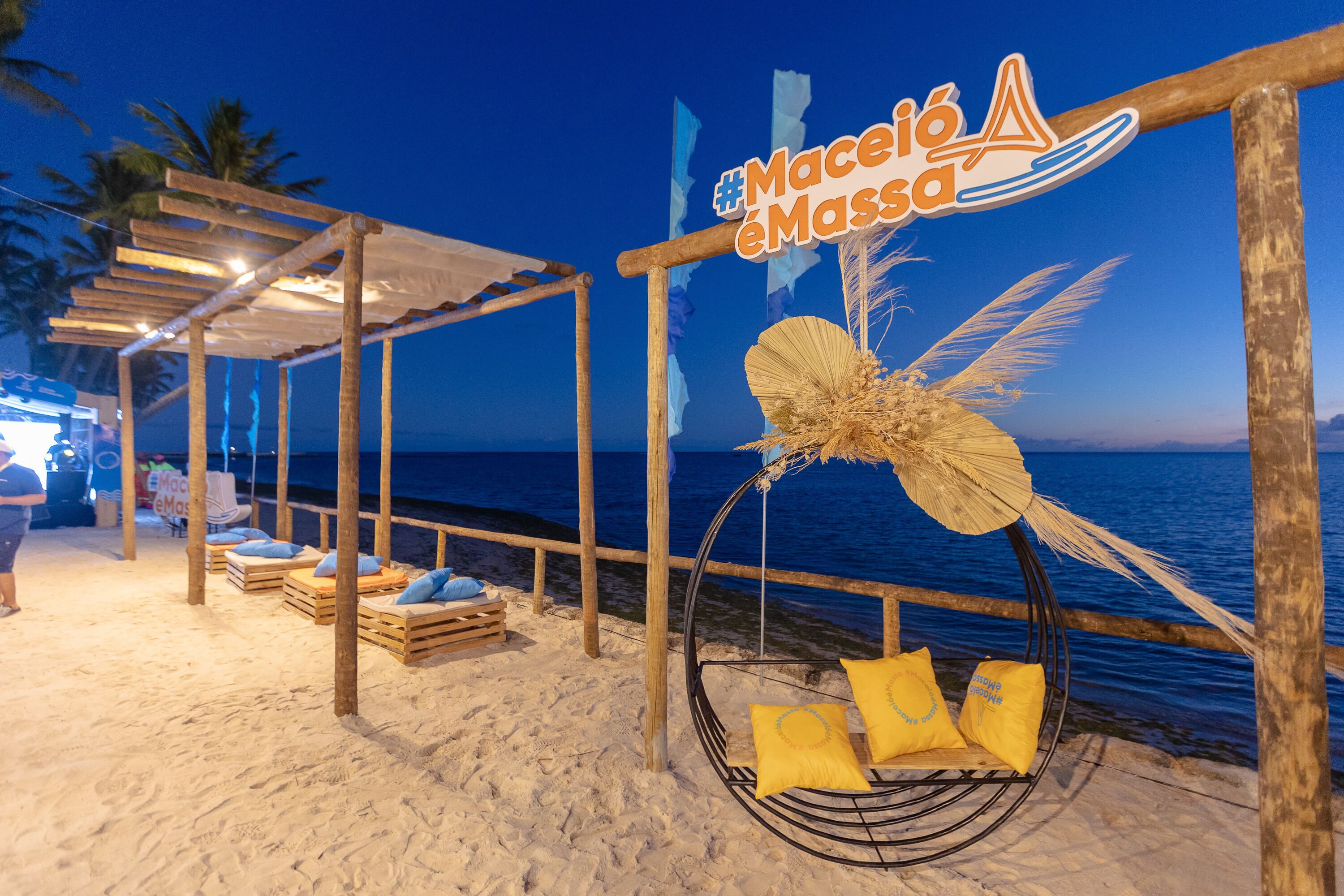 Una playa cerca, arena blanca, 6 bares en la playa