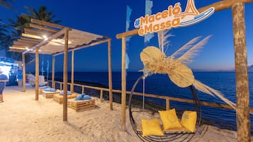 Perto da praia, areia branca, 6 bares na praia