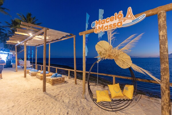 Perto da praia, areia branca, 6 bares na praia