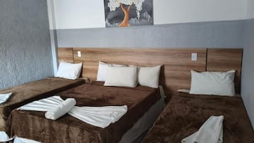 Quarto quádruplo | Escrivaninha, Wi-Fi de cortesia