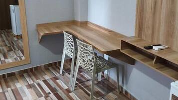 Quarto quádruplo | Escrivaninha, Wi-Fi de cortesia