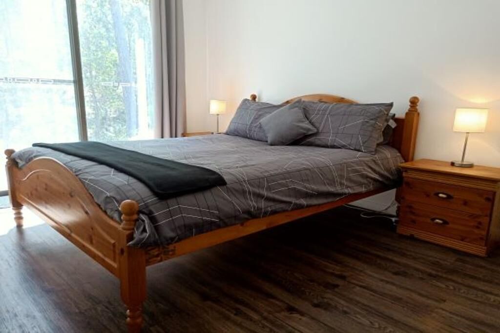 2 habitaciones y tabla de planchar con plancha 