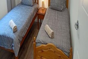 2 bedrooms, iron/ironing board - Beautiful apartment, bush backdrop, kangaroos and a short walk to the beach. (Long Beach)