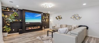 Valclyde Signature Home. Spacious 5BR Retreat with Office & Gym