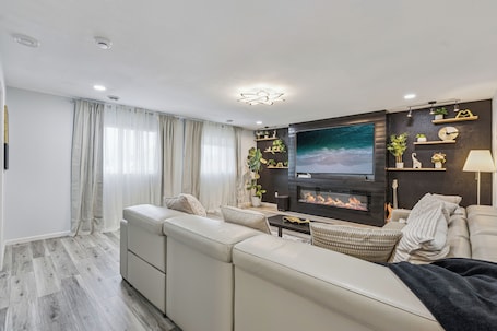 Smart TV, fireplace, video games. Valclyde Luxury Home. Spacious 5BR Retreat with outdoor patio, Office & Gym