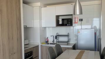 Mikroaaltouuni, uuni, liesi, vedenkeitin