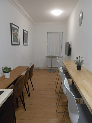 In-room dining - City Apartment Aldgate (London)